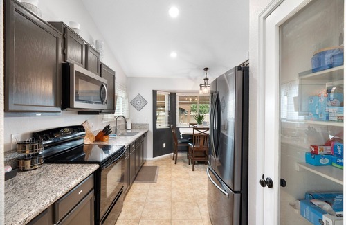 La Buena Vida House | Prime Location HotTub/Pool/Outdoor Kitchen Spring training Clean and Safe.