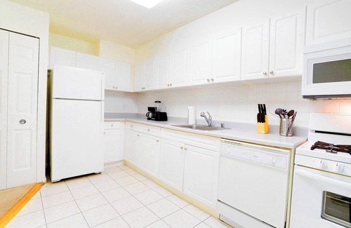 Crystal City Apartment | Prime Location, Metro & Close to Airport!