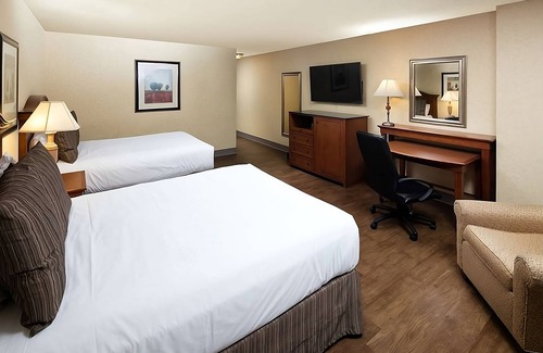 Redding Resort | Prime Location! Outdoor Pool, FREE Parking, Pets Allowed, Near Sundial Bridge!