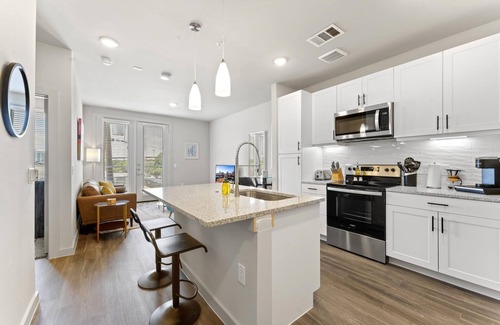 Windsor Park Apartment | Prime Soco Quaint 1BR King Suite w Pool Parking