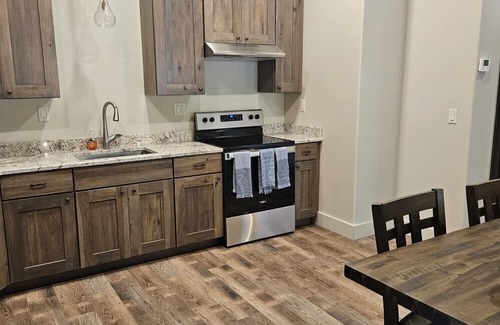 Gardiner Cabin | Prime Spot! Complimentary Parking, Next to Gardiner Downtown!