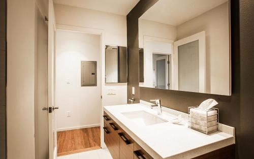 Marina del Rey Apartment | Prime Stays - Suite Elegance by MDR Marina & Venice - Pool, Hot Tub, Gym