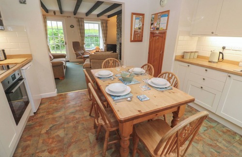 Edmonton Cottage | PRIMROSE COTTAGE, family friendly, with open fire in Edmonton