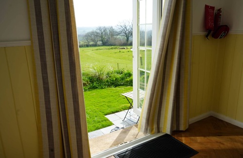 Kilgetty House | Primrose (With Hot-Tub)