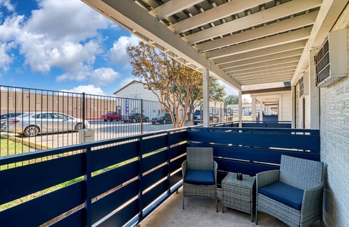 West Arlington Apartment | Princess Pop Palace AT&T apartment with AC, WiFi in vibrant Arlington