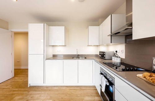 Uxbridge North Apartment | Pristine 2 Bedroom luxury penthouse apartment with en-suite in master bedroom