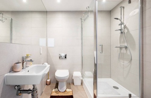 Uxbridge North Apartment | Pristine 2 Bedroom luxury penthouse apartment with en-suite in master bedroom