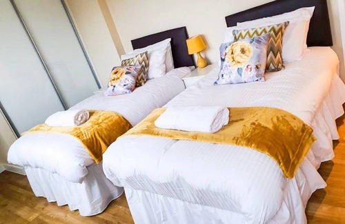 Uxbridge North Apartment | Pristine 2 Bedroom luxury penthouse apartment with en-suite in master bedroom