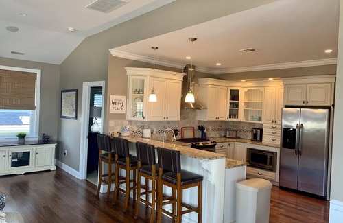 Gold Coast Condo | Pristine 5 bedroom, 4th house from the beach; 24th Street beach