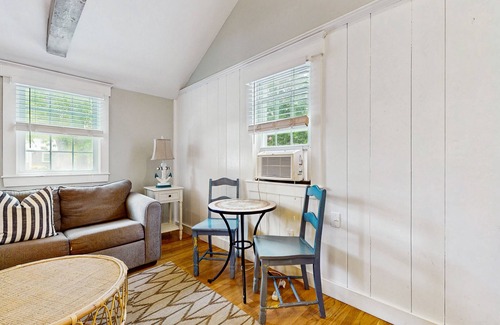West Yarmouth House | Pristine bungalow with amazing walkable location - WiFi, firepit, dog-friendly