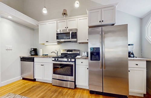 West Yarmouth House | Pristine bungalow with amazing walkable location - WiFi, firepit, dog-friendly