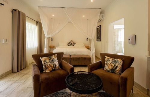 Victoria Falls Apartment | Pristine deluxe room with kitchen and pool - 2147