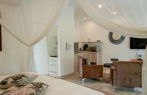 Victoria Falls Apartment | Pristine deluxe room with kitchen and pool - 2147