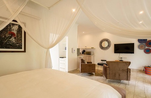 Victoria Falls Apartment | Pristine deluxe room with kitchen and pool - 2147