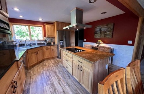 Mayfield House | Pristine log home with a western feel! It's not just a stay but an experience!