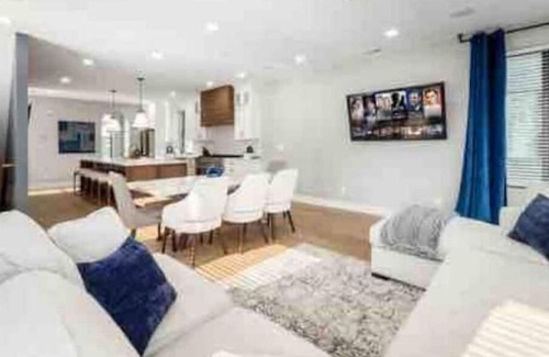 Downtown Columbus House | Pristine New Build, Must See!