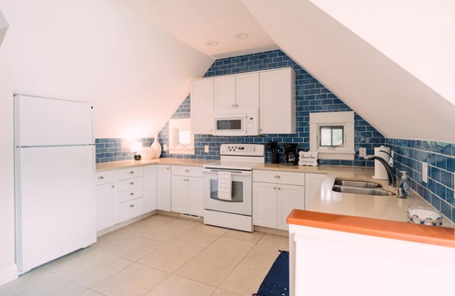 Lakeside House | Pristine Two bedroom getaway near Lake Express Ferry & Lake Michigan