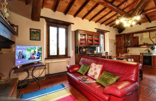 Civitella in Val di Chiana Villa | Private Villa with WIFI, hot tub, private pool, TV, panoramic view, parking, close to Arezzo
