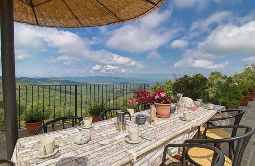 Civitella in Val di Chiana Villa | Private Villa with private pool, WIFI, TV, terrace, panoramic view, parking, close to Arezzo