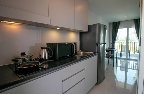 Kram Condo | Private 1 bdrm high floor near the beach w Lake and pool view