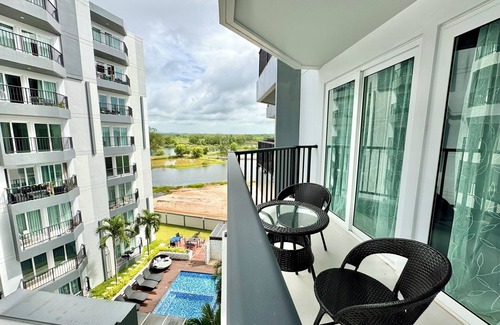Kram Condo | Private 1 bdrm high floor near the beach w Lake and pool view