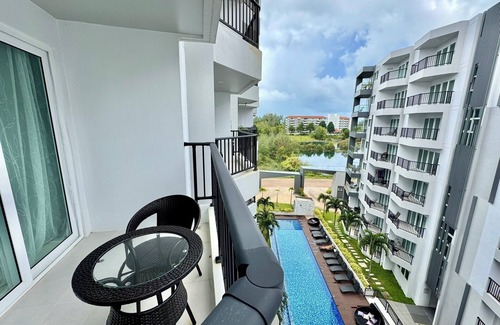 Kram Condo | Private 1 bdrm high floor near the beach w Lake and pool view