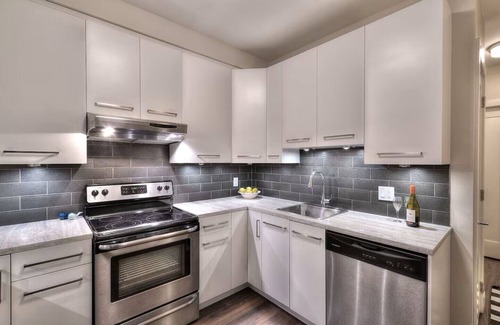 Saanich East Apartment | Private 1 Bed/1 Bath Suite in Cadboro Bay Area Close to UVic