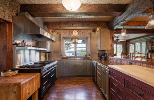 Kirbyville House | PRIVATE 10,000 SqFt lakefront log estate w. Pool - Golfers Retreat - Close to Big Cedar!