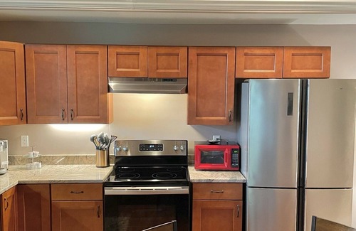 Leicester House | Private 1st Floor Unit - Full Kitchen - Master BR w King sized bed - 13 min 2 DT