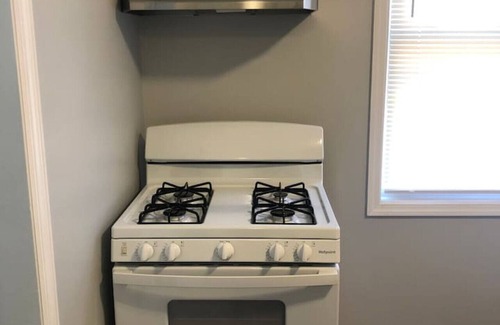 Linden Apartment | Private 2-bedroom with free parking and direct bus to NYC Manhattan only 2 blocks away