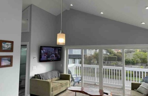 Half Moon Bay Cottage | Private 2nd floor detached guesthouse, walk to the beach!