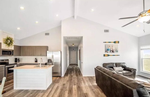 Port Aransas House | Private 3 BR Stilt Home, Shared Pool, 5-minute drive to the Beach, Dogs OK!