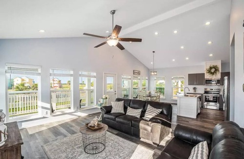 Port Aransas House | Private 3 BR Stilt Home, Shared Pool, 5-minute drive to the Beach, Dogs OK!
