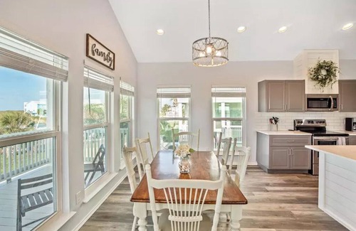 Port Aransas House | Private 3 BR Stilt Home, Shared Pool, 5-minute drive to the Beach, Dogs OK!