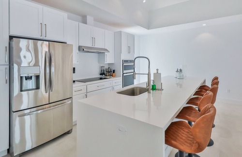 Alice Town House | Private 4 -bed home w/dock facing the Hilton Hotel.