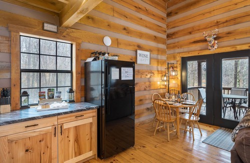 Logan Cabin | Private 5 acres, Hot Tub, Fire Pit, Close to Caves