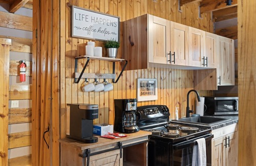 Logan Cabin | Private 5 acres, Hot Tub, Fire Pit, Close to Caves