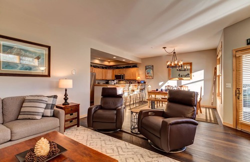 Warrior's Mark Condo | Private 6-Person Hot Tub/Walk to Lifts & Town/Pvt Garage/5-Star Host/New Remodel