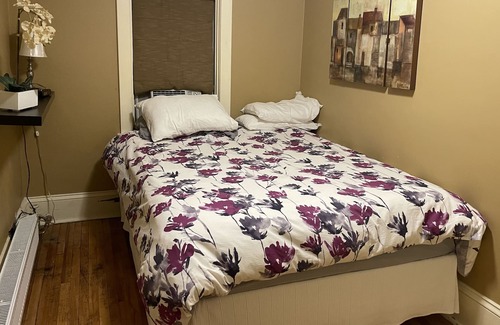 Calabogie House | Private accommodation ( vocational rental) The Library Guesthouse- Calabogie.