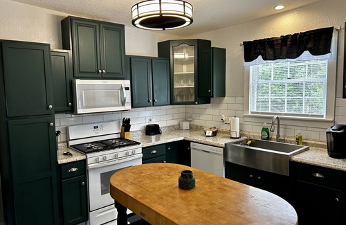 Historic District Apartment | Private apt historic downtown yr. 1892