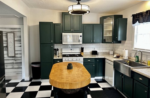 Historic District Apartment | Private apt historic downtown yr. 1892