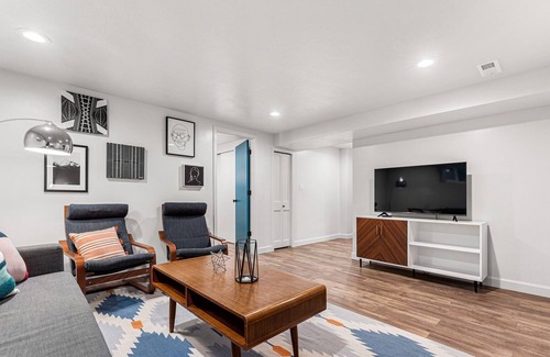 Lakewood House | Private Basement Perfect For Concerts & Adventures
