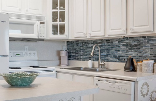 Holiday Isle Condo | PRIVATE BEACH, Heated Pool, Hot Tub, Live bands in summer. Honeymooon favorite