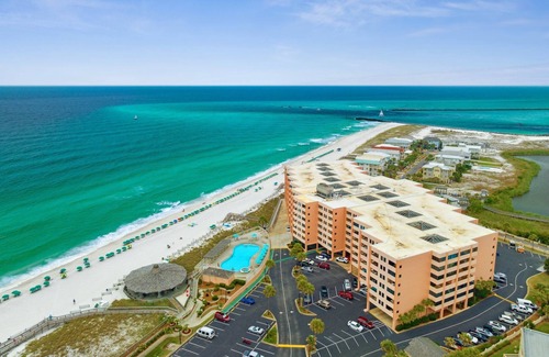 Holiday Isle Condo | PRIVATE BEACH, Heated Pool, Hot Tub, Live bands in summer. Honeymooon favorite