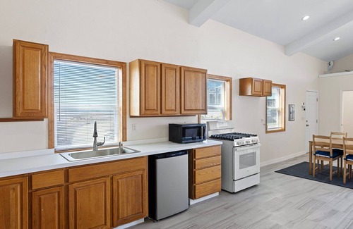 Oak Harbor House | Private Beachfront Access Guesthouse in Oak Harbor!
