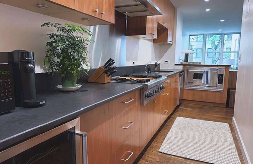 Turtle Bay House | Private, Beautiful Eastside Townhome near UN