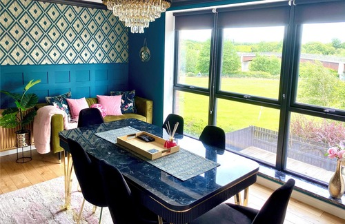 Glasgow House | Private Bedroom & Bathroom with Amazing View in Quirky Townhouse