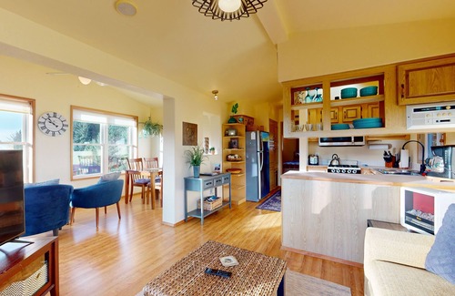 Brookings Cabin | Private cabin close to trails with hot tub, grill, and dazzling ocean views