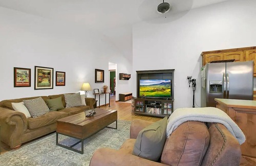 Three Rivers House | Private cabin, hot tub, dogs welcome, close to river & mountainsnn