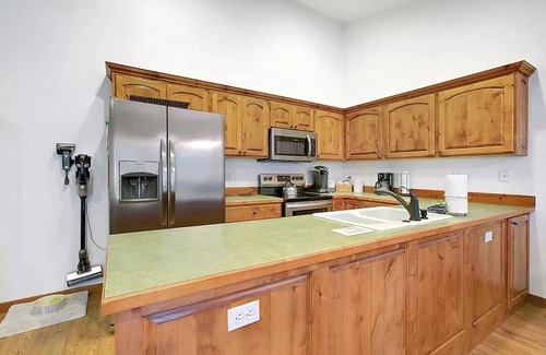 Three Rivers House | Private cabin, hot tub, dogs welcome, close to river & mountainsnn